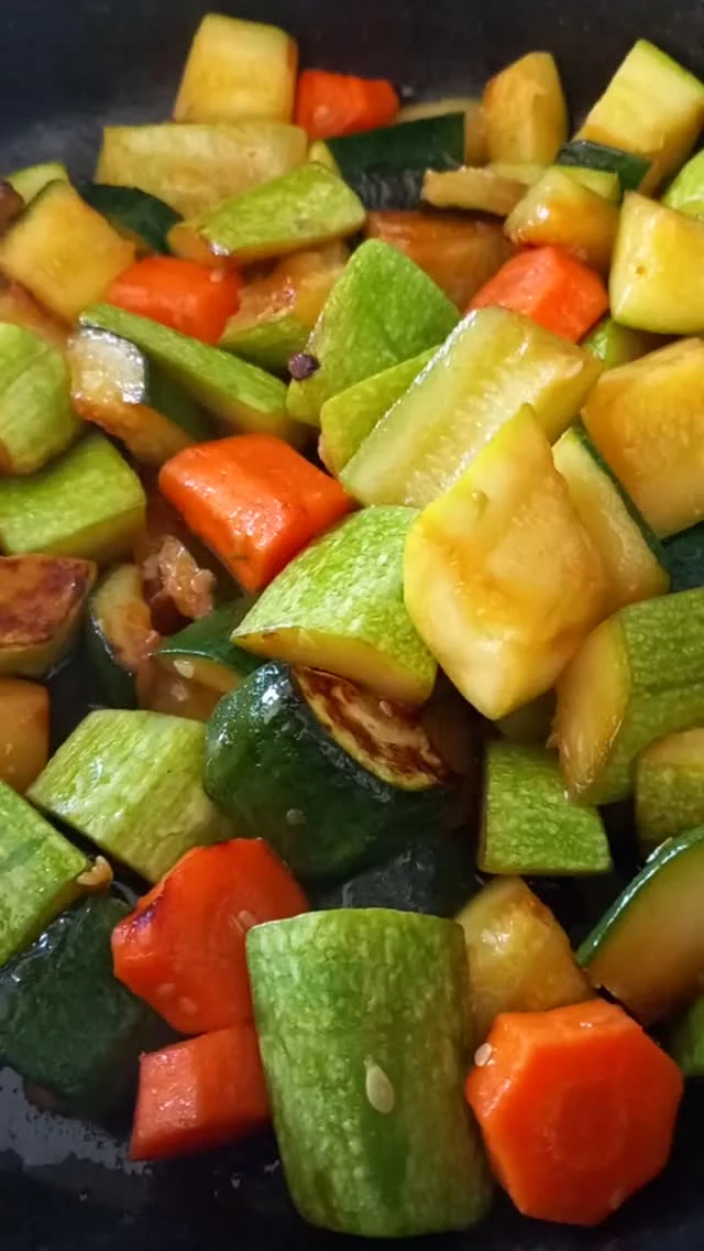 If you’ve got a handful of vegetables sitting in the fridge and no real plan for dinner, stir-fry is one of the easiest ways to pull a meal together without a recipe.⁠
⁠
Almost anything works:⁠
🥦 broccoli, peppers, carrots, mushrooms⁠
🥬 cabbage, spinach, zucchini, snap peas⁠
🥔 leftover roasted vegetables⁠
🥕 shredded Brussels sprouts⁠
🧅 onions, green onions, even kale stems⁠
⁠
The key is simple:⁠
• slice everything small⁠
• start with the vegetables that take longer to cook⁠
• add quicker-cooking veggies last⁠
• balance the flavor with something salty and something slightly sweet⁠
⁠
Finish with rice, noodles, eggs, tofu, or leftover protein, or eat it as-is.⁠
⁠
It’s fast, flexible, and a great way to use what you already have before it goes to waste.⁠
⁠
💡 Save this for the next “what’s for dinner?” night.