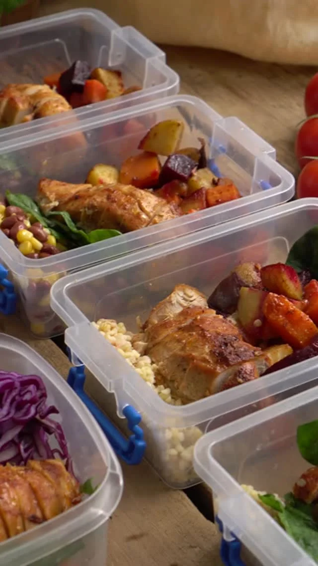 When time is tight, lunch doesn’t need to be complicated to be balanced.⁠
⁠
A quick formula makes it easier:⁠
• start with a base like a wrap, pita, rice, or greens⁠
• add protein such as hummus, beans, eggs, chicken, or tofu⁠
• pile on vegetables for volume and texture⁠
• finish with flavor: olive oil, tahini, yogurt sauce, or avocado⁠
⁠
Everything can be mixed, wrapped, or layered in under ten minutes. No cooking required.⁠
⁠
Simple lunches like this make it easier to eat consistently, even on busy days.⁠
⁠
💡 Save this for the days when lunch needs to be fast but still filling.